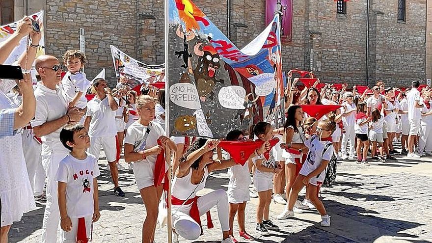 Expectación ante el lanzamiento del chupinazo.