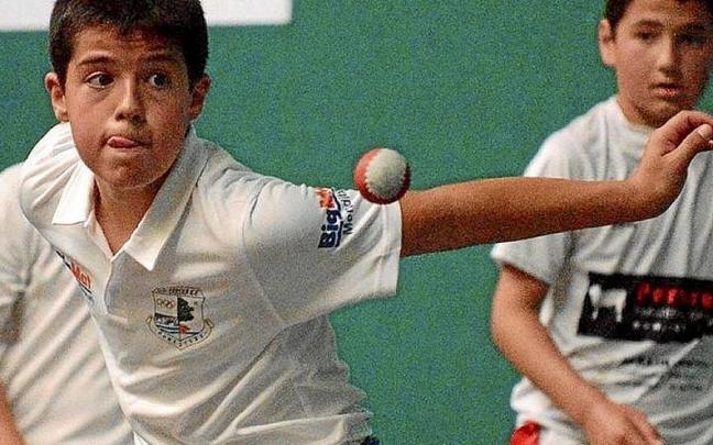 Un jugador de Doneztebe, a punto de golpear en la semifinal.