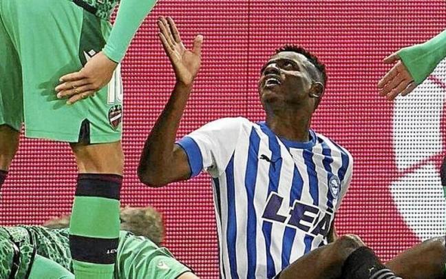 Arroyo discute con futbolistas del Levante. | FOTO: ALEX LARRETXI