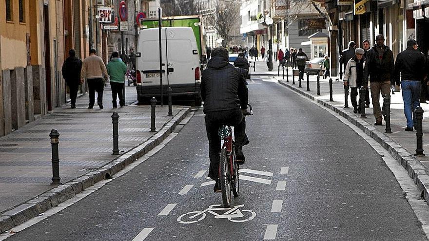 Señal de prohibido circular a más de 30 kilómetros hora pintada en la calzada. | FOTO: ALEX LARRETXI