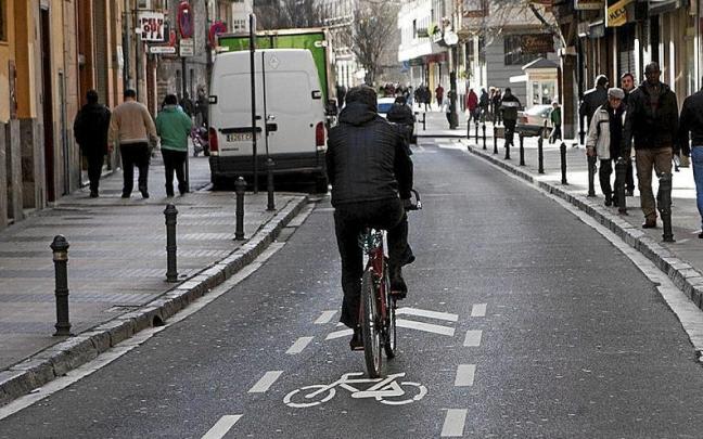 Se&ntilde;al de prohibido circular a m&aacute;s de 30 kil&oacute;metros hora pintada en la calzada. | FOTO: ALEX LARRETXI