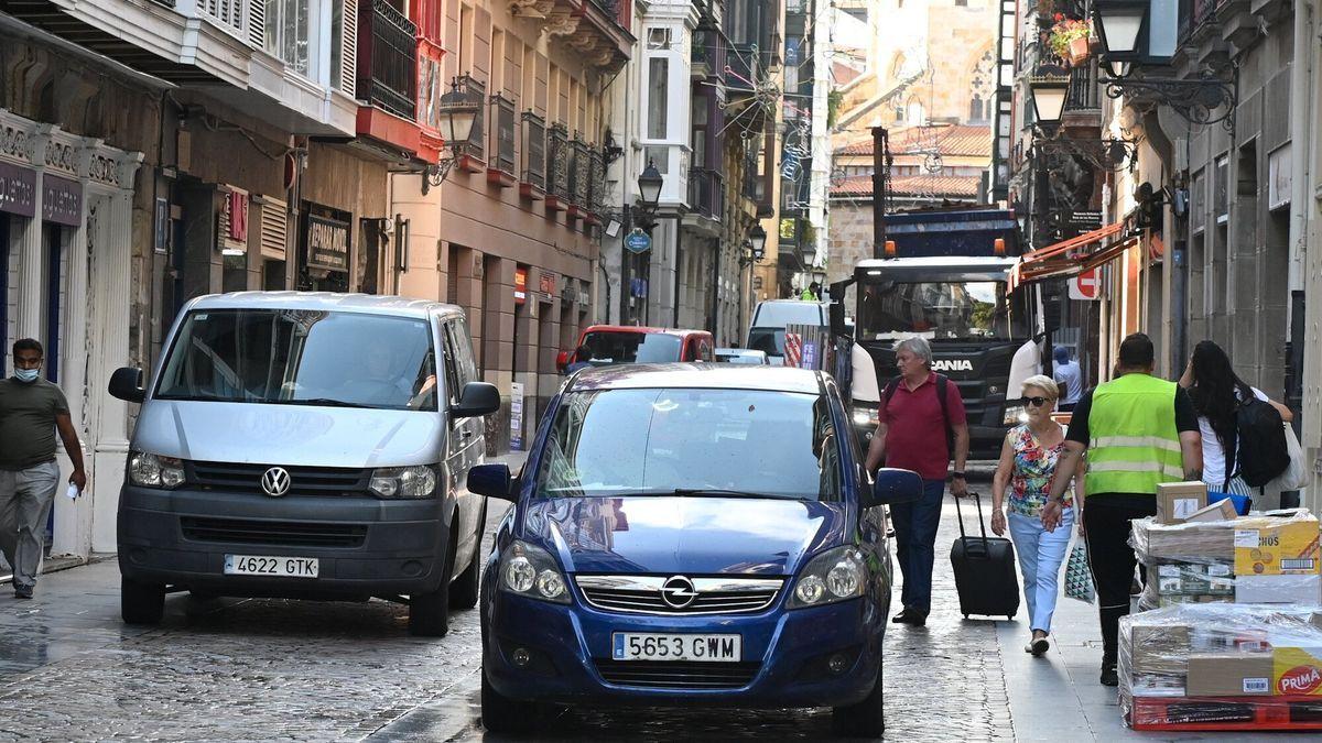 Cada coche que entre en el Casco Viejo desde mañana será controlado por cámaras para comprobar que tiene permiso mientras que los transportes públicos pagados con barik costarán un 50% menos que lo que se abona hoy.