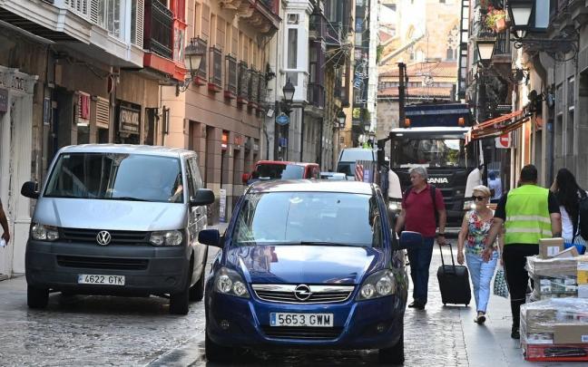 Cada coche que entre en el Casco Viejo desde mañana será controlado por cámaras para comprobar que tiene permiso mientras que los transportes públicos pagados con barik costarán un 50% menos que lo que se abona hoy.