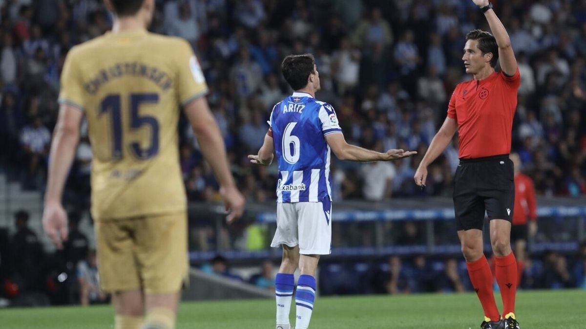 José Luis Munuera Montero, durante el partido entre la Real y el Barcelona