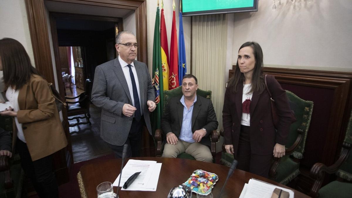 Javier Labairu, sentado, en el inicio de un Pleno del Ayuntamiento de Pamplona.