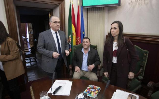 Javier Labairu, sentado, en el inicio de un Pleno del Ayuntamiento de Pamplona. Javier Labairu, sentado, en el inicio de un Pleno del Ayuntamiento de Pamplona.
