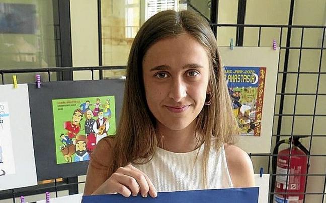 Nerea Murillo, con el trabajo que ha presentado al concurso.