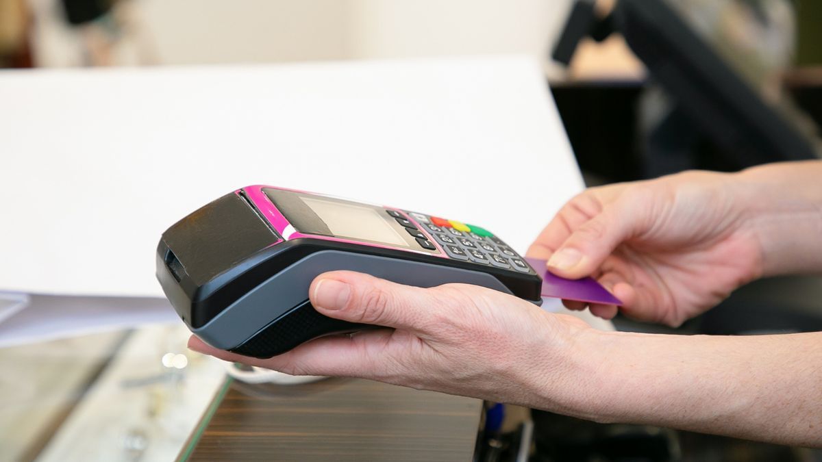 El pago con tarjeta de crédito se ha impuesto entre los españoles, y casi el 65% que paga menos en efectivo que hace un año.