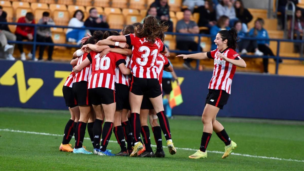 Las jugadoras del Athletic celebran uno de los seis goles que le hicieron al Villarreal.