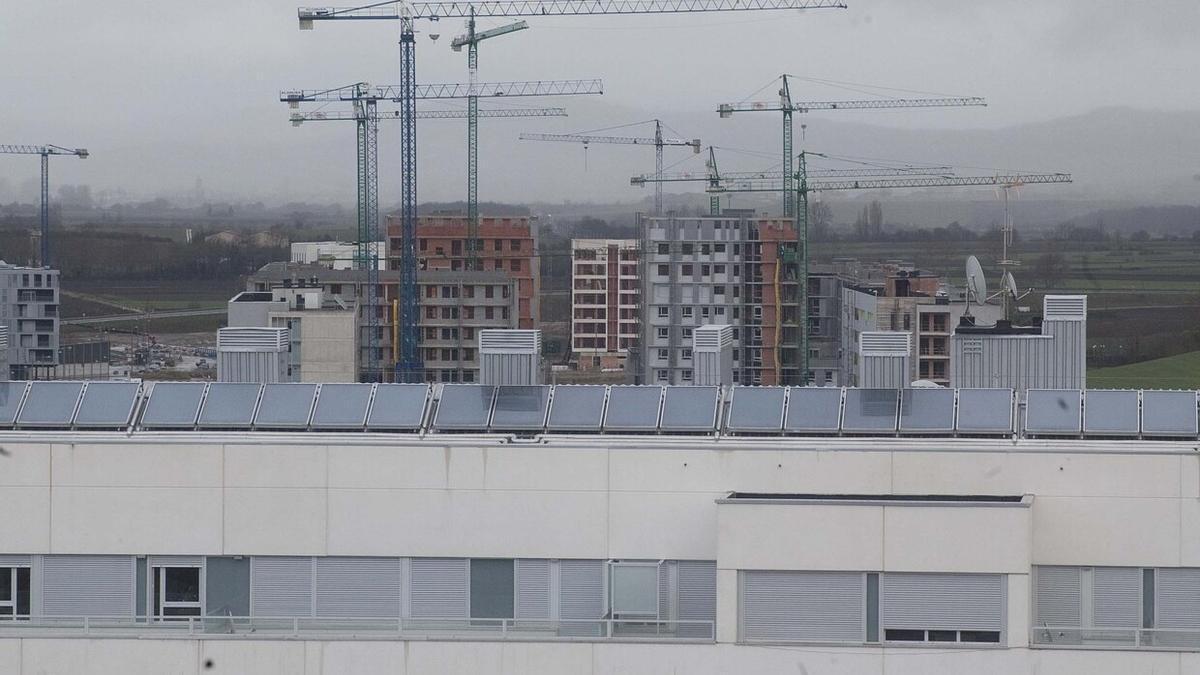 Placas solares en el tejado de un edificio de Vitoria