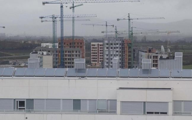 Placas solares en el tejado de un edificio de Vitoria Placas solares en el tejado de un edificio de Vitoria