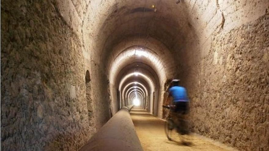 Ciclista pasando por el túnel de Leorza - Cicujano de la Vía Verde del antiguo ferrocarril Vasco - Navarro.