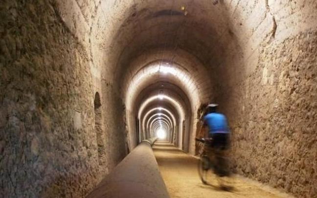 Ciclista pasando por el túnel de Leorza - Cicujano de la Vía Verde del antiguo ferrocarril Vasco - Navarro.