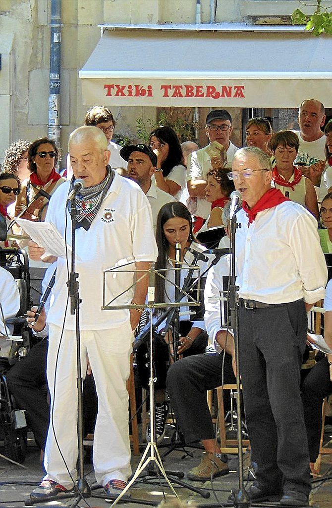 Mikel Ordoki y José Javier Ilundáin cantan durante el alarde.