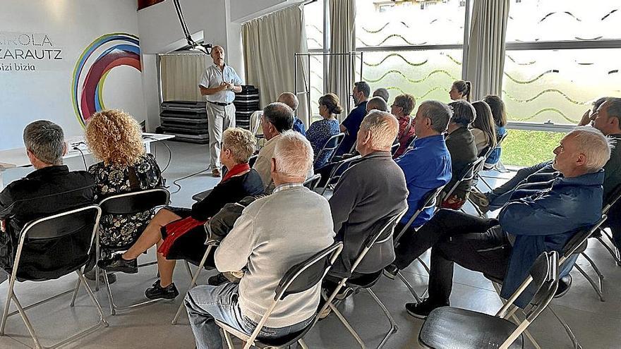 Varios zarauztarras, en una de las reuniones presenciales para hacer peticiones. | FOTO: ZARAUZKO UDALA