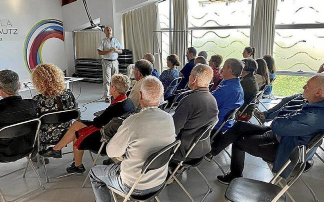 Varios zarauztarras, en una de las reuniones presenciales para hacer peticiones. | FOTO: ZARAUZKO UDALA