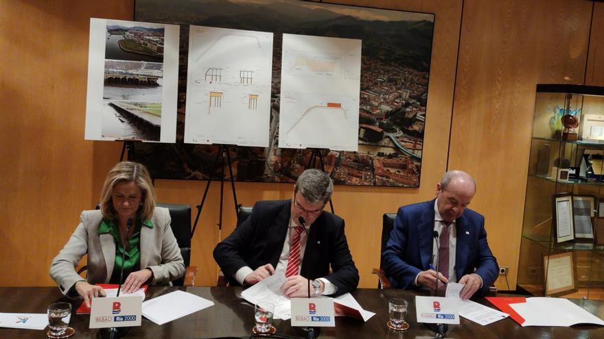 Amaia del Campo, Juan Mari Aburto y Ricardo Barkala esta mañana en el momento de la firma del convenio