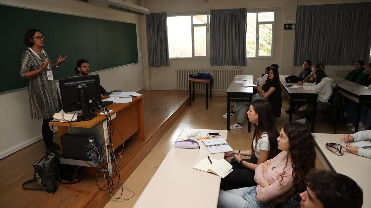 Taller impartido por Henar Alonso Rodríguez sobre el archivo histórico en la UPNA, dirigido a alumnos de secundaria.