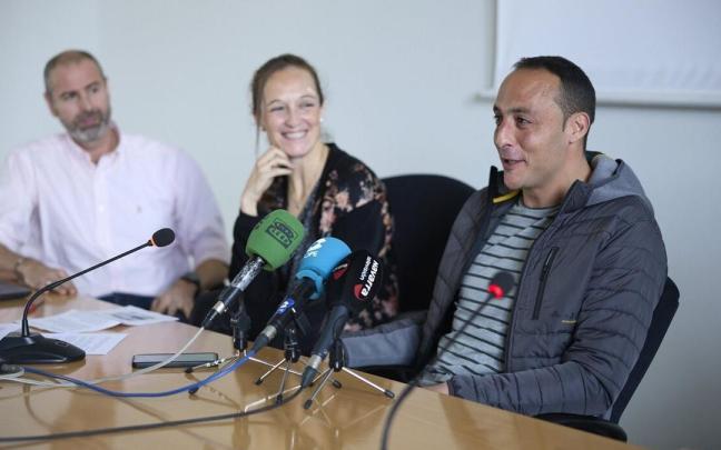 De izda a dcha, Diego Reyero, Uxua Idiazábal y Juan Martínez de Irujo, este martes en la presentación.