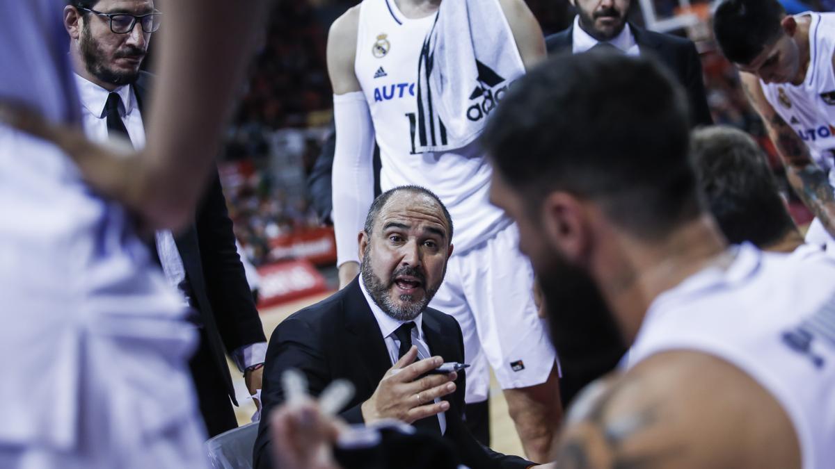 Chus Mateo da instrucciones a sus jugadores en un tiempo muerto en el partido del domingo en Zaragoza