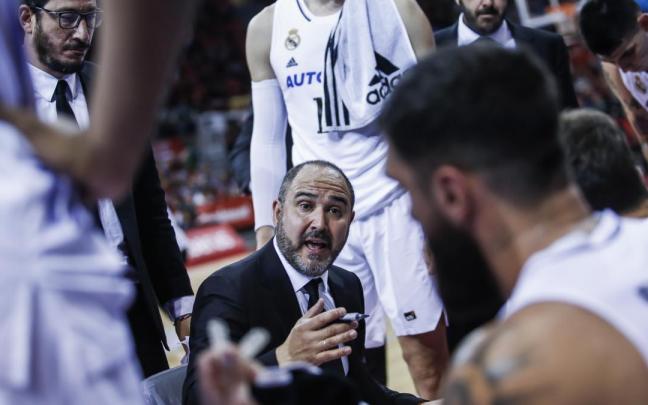 Chus Mateo da instrucciones a sus jugadores en un tiempo muerto en el partido del domingo en Zaragoza