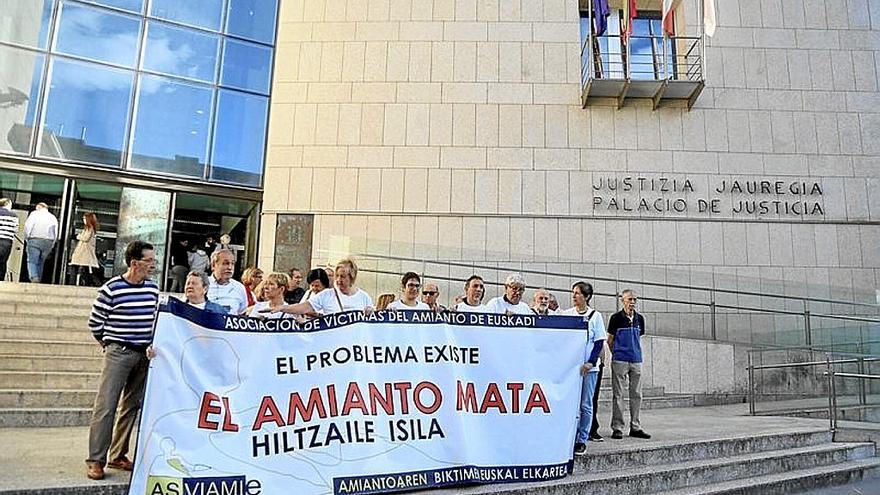 Concentración de Asviamie en Donostia. | FOTO: JAVI COLMENERO