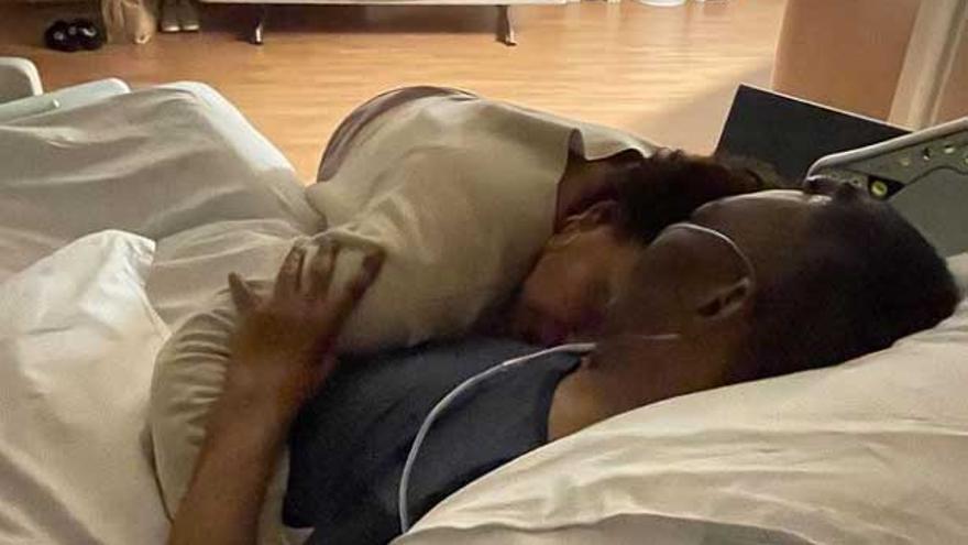 Kely junto a Pelé en el hospital Albert Einstein