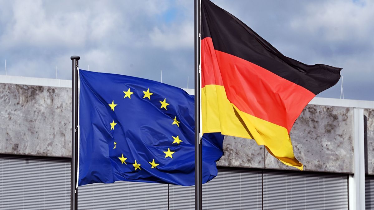 Bandera de la Unión Europea (izq.) junto a la de la República Federal de Alemania (der.).