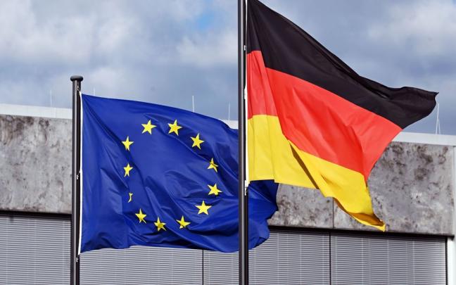 Bandera de la Unión Europea (izq.) junto a la de la República Federal de Alemania (der.). Bandera de la Unión Europea (izq.) junto a la de la República Federal de Alemania (der.).