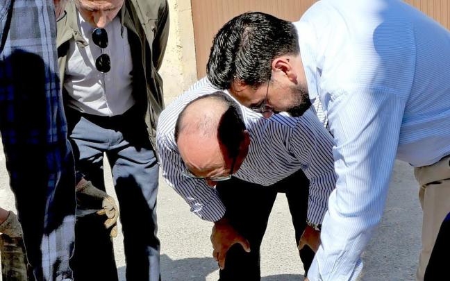 El director general de Administración Local y Despoblación, acompañado por los alcaldes de los municipios afectados El director general de Administración Local y Despoblación, acompañado por los alcaldes de los municipios afectados