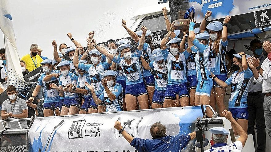 Arraun Lagunak se llevó la última Bandera de Zarautz. | FOTO: EUSKO LABEL