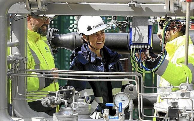 Técnicos de Nortegas, en las instalaciones H2Sarea, un proyecto de transporte de hidrógeno. | FOTO: J. LAZKANO Técnicos de Nortegas, en las instalaciones H2Sarea, un proyecto de transporte de hidrógeno. | FOTO: J. LAZKANO