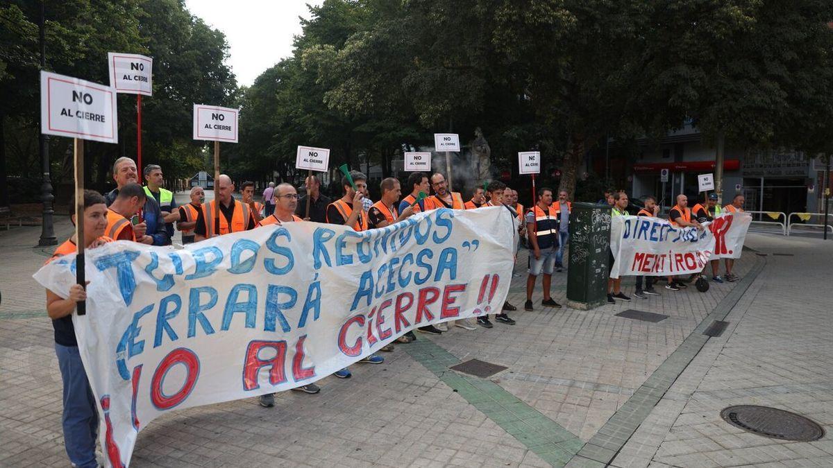 Empleados y empleadas se concentraron este jueves enfrente del Parlamento.