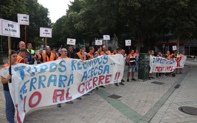 Empleados y empleadas se concentraron este jueves enfrente del Parlamento. Empleados y empleadas se concentraron este jueves enfrente del Parlamento.