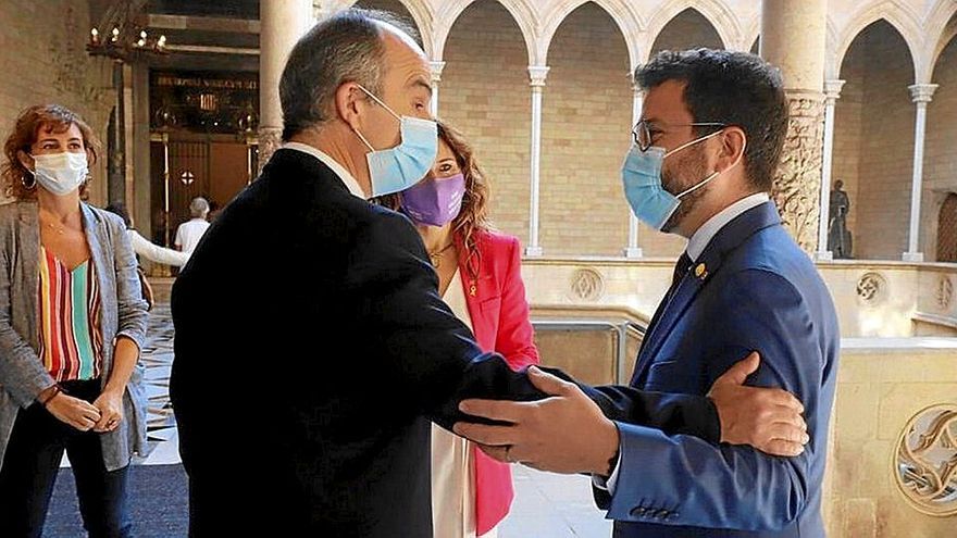 El president, Pere Aragonès, conversa con el actual secretario general de Junts, Jordi Turull, en el Palau de la Generalitat.