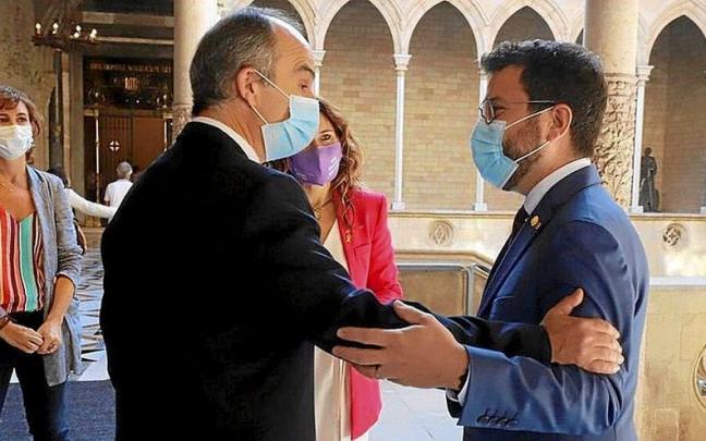 El president, Pere Aragon&egrave;s, conversa con el actual secretario general de Junts, Jordi Turull, en el Palau de la Generalitat.