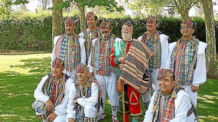 Parte del grupo que actuó en Gabarderal el pasado agosto.
