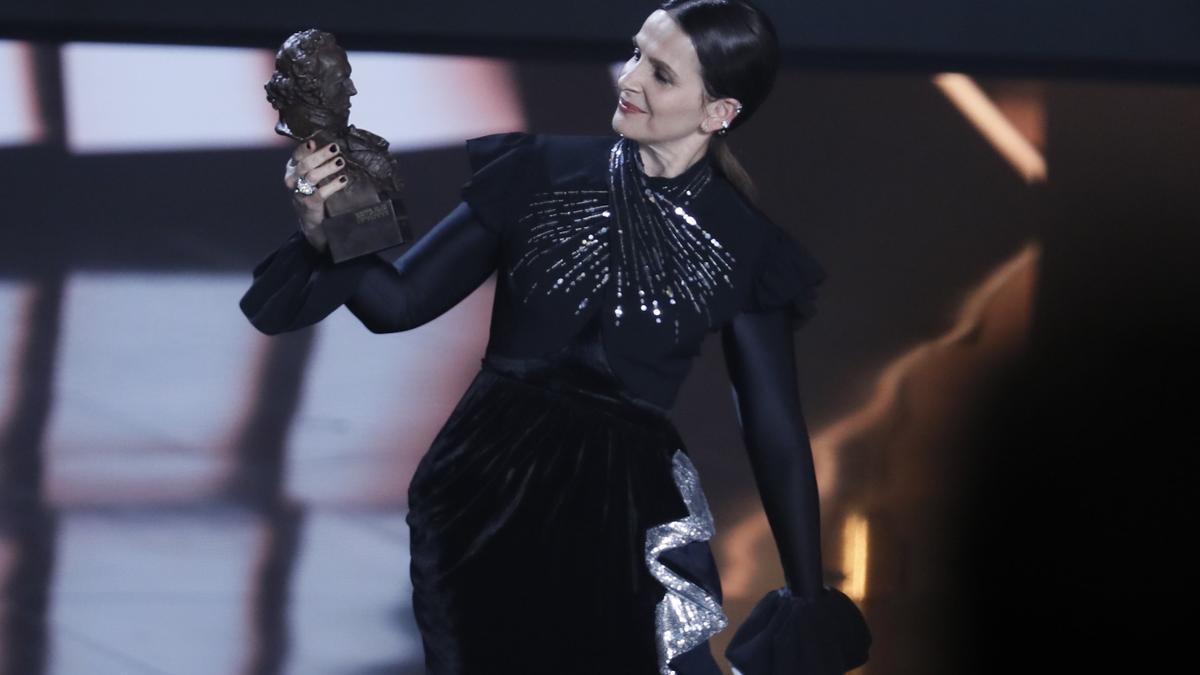 Juliette Binoche admira su Goya Internacional.
