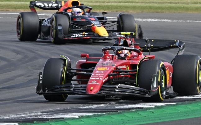 Carlos Sainz, por delante de Verstappen durante la carrera en Silverstone. Carlos Sainz, por delante de Verstappen durante la carrera en Silverstone.