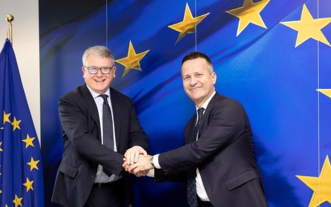 Jokin Bildarratz y el comisario europeo de Empleo y Derechos Sociales, Nicolas Schmit, en Bruselas.