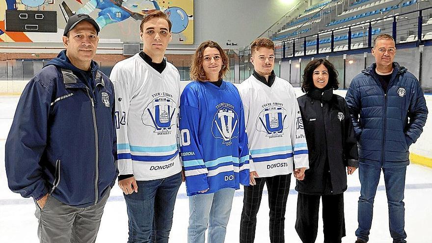 Directivos y técnicos del Txuri, ayer en el Palacio de Hielo de Donostia. | FOTO: GORKA ESTRADA