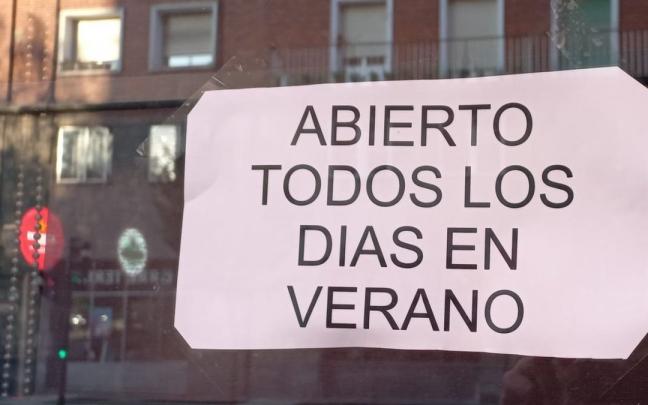 Hosteleros y peluquerías de Vitoria adaptan sus horarios al 'nuevo verano normal'. Hosteleros y peluquerías de Vitoria adaptan sus horarios al 'nuevo verano normal'.