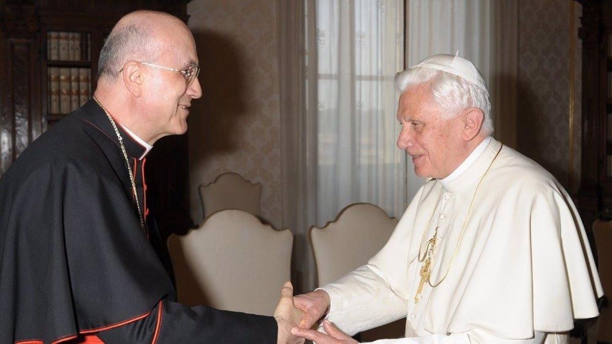 Tarcisio Bertone junto a Benedicto XVI