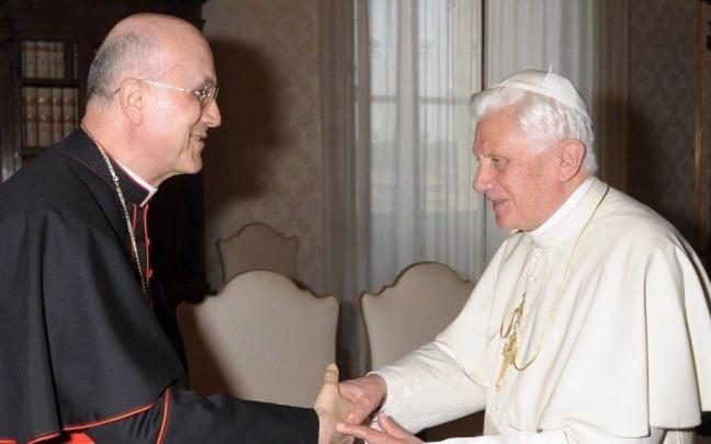 Tarcisio Bertone junto a Benedicto XVI Tarcisio Bertone junto a Benedicto XVI