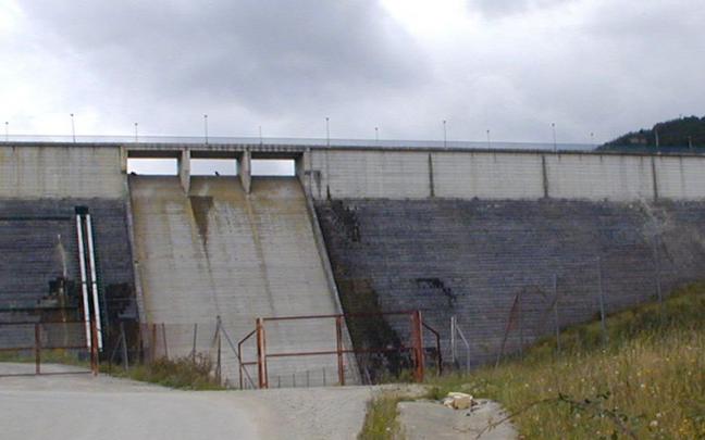 Imagen de archivo de la presa de Urdalur, en la cabecera del río Altzania. Imagen de archivo de la presa de Urdalur, en la cabecera del río Altzania.