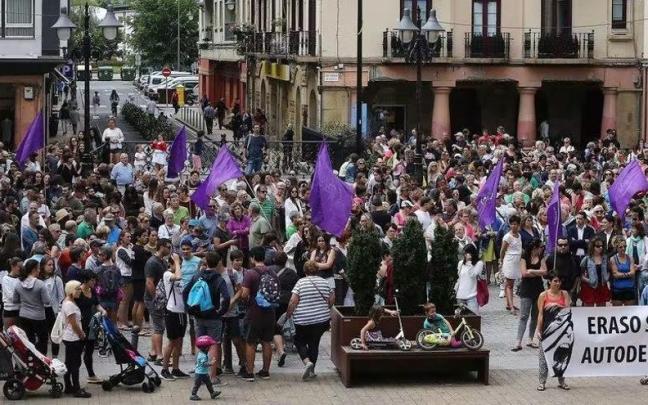 Protesta que se celebr&oacute; en Zarautz tras la violaci&oacute;n durante las fiestas de San Pelayo