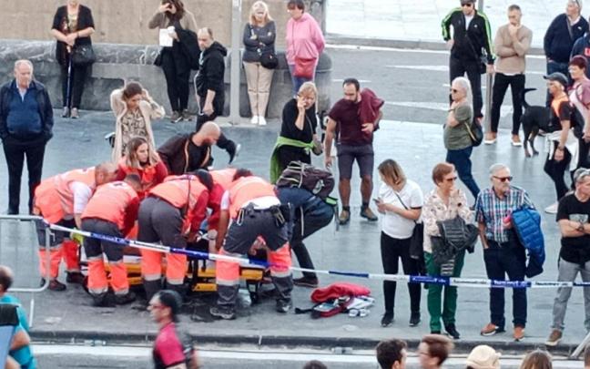 Una persona, atendida por varios sanitarios en la recta de la Avenida de La Zurriola. Una persona, atendida por varios sanitarios en la recta de la Avenida de La Zurriola.