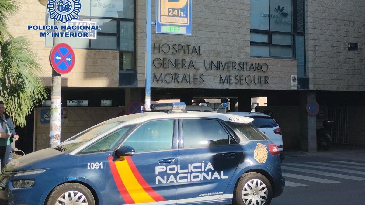 Un vehículo de la Policía Nacional estacionado junto al hospital Morales Meseguer.