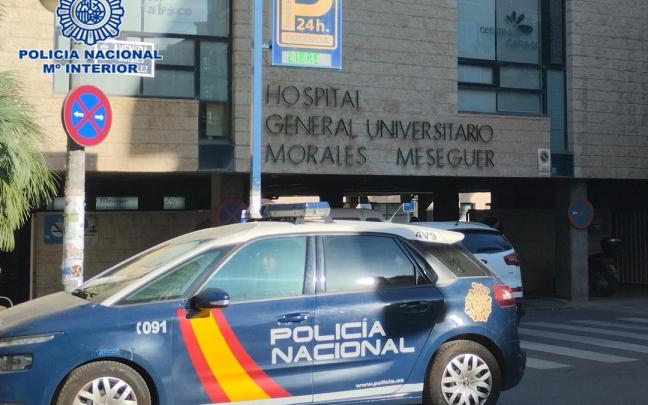Un vehículo de la Policía Nacional estacionado junto al hospital Morales Meseguer. Un vehículo de la Policía Nacional estacionado junto al hospital Morales Meseguer.