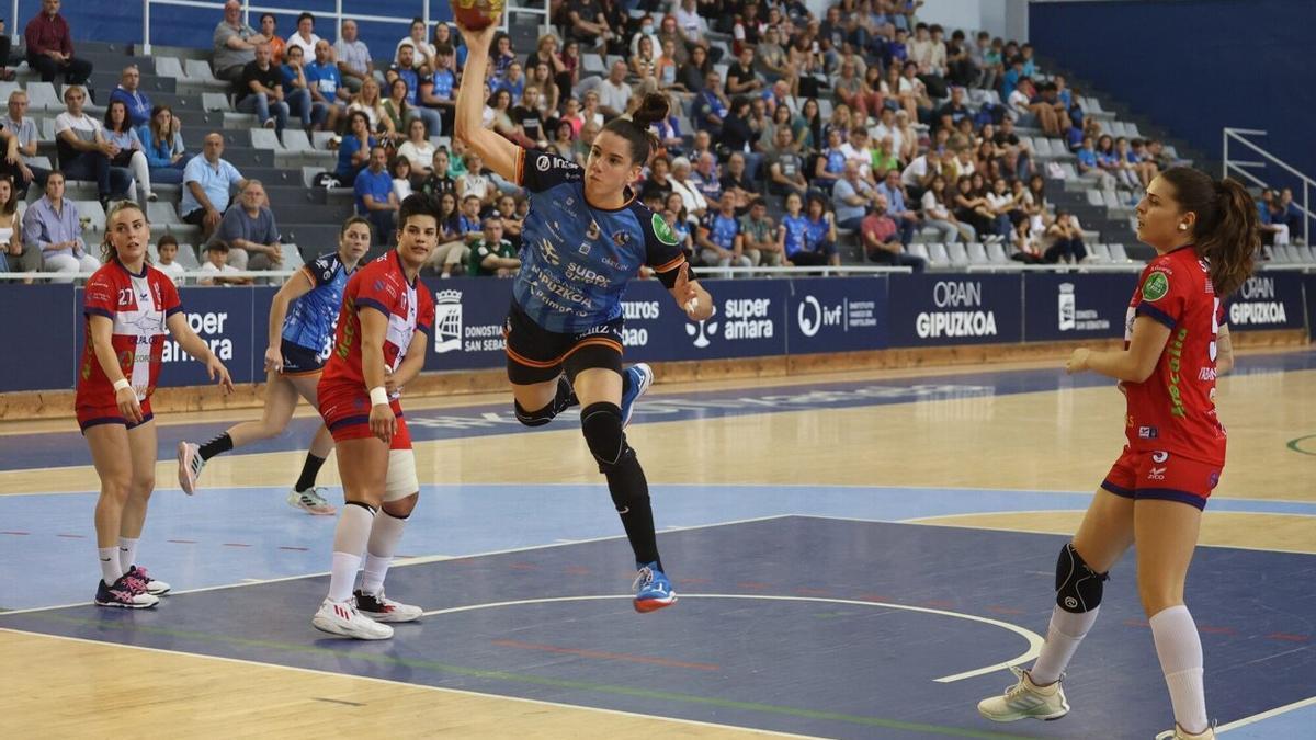 Emma Boada se dispone a lanzar a puerta en el duelo ante el Guardés.